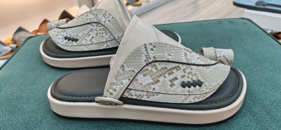 صورة حذاء شرقي جلد ثعبان ارضيه ملبس مريح ومانع الانزلاق